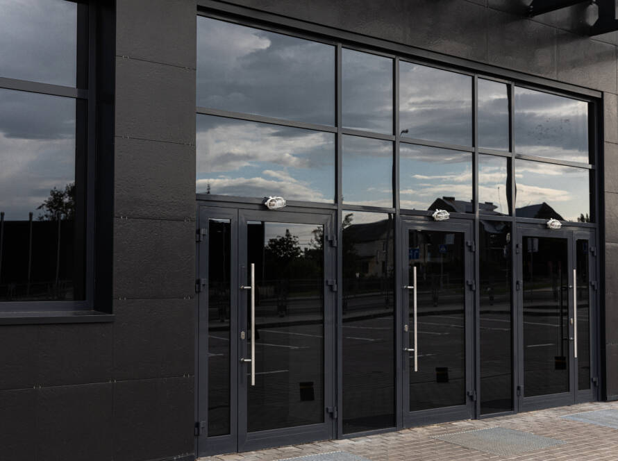 Vista detallada de puerta exterior de PVC de alta calidad mostrando acabados y sistema de cierre seguro