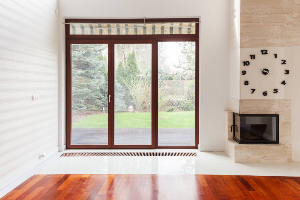 Ventana de PVC de diseño moderno instalada en interior aportando luz natural y aislamiento