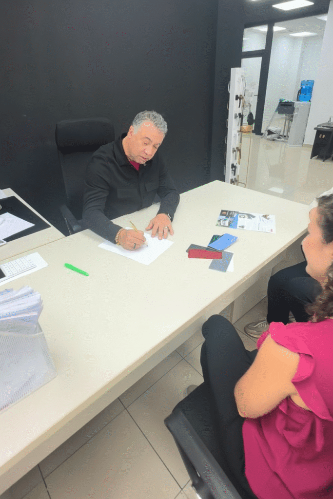 hombre de negocios asesorando en oficina moderna, escribiendo en papel