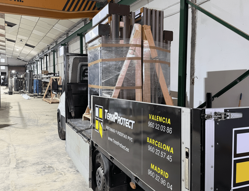 Furgoneta de reparto TermProtect con palet de ventanas PVC listas para enviar desde almacén.