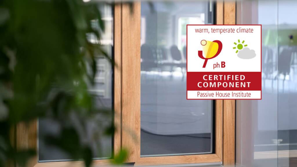 Sello de Componente Certificado Passivhaus Institute (PHI) con clasificación ph B en ventana de PVC con acabado madera.