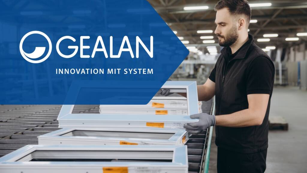 Trabajador revisando perfiles de ventanas GEALAN de PVC en línea de producción, innovación y calidad en sistemas de ventanas.