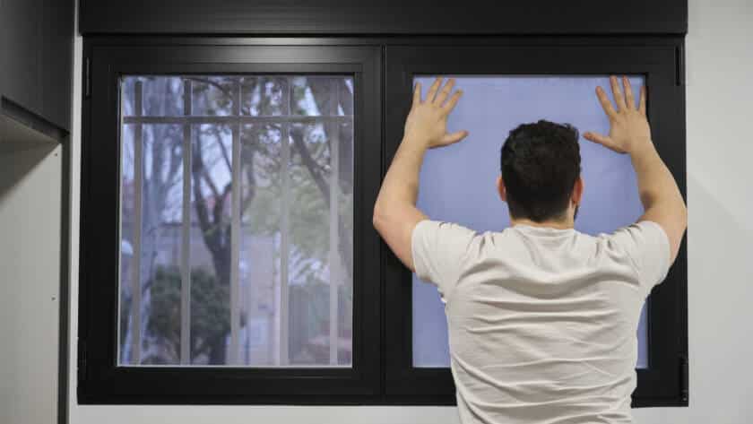 Instalación de ventanas de PVC oscilobatientes de alta eficiencia en un piso de Valencia para aislamiento térmico y acústico