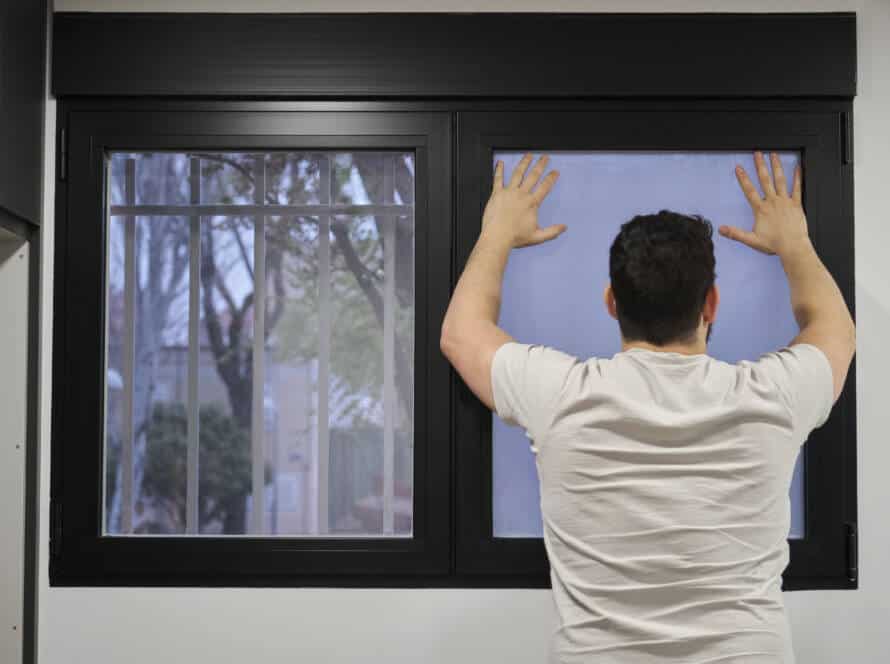 Instalación de ventanas de PVC oscilobatientes de alta eficiencia en un piso de Valencia para aislamiento térmico y acústico