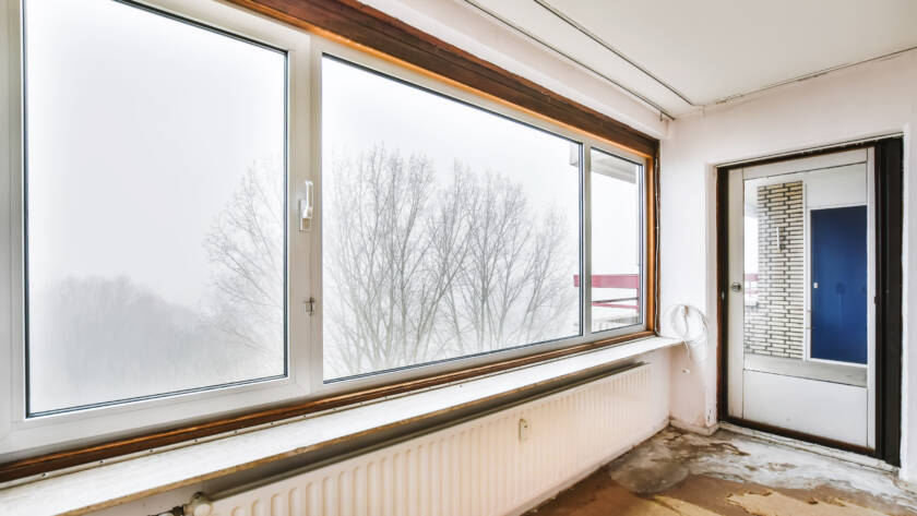 Instalador profesional explicando cómo cambiar ventanas sin obra en un piso