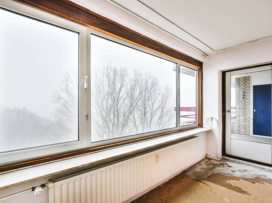 Instalador profesional explicando cómo cambiar ventanas sin obra en un piso